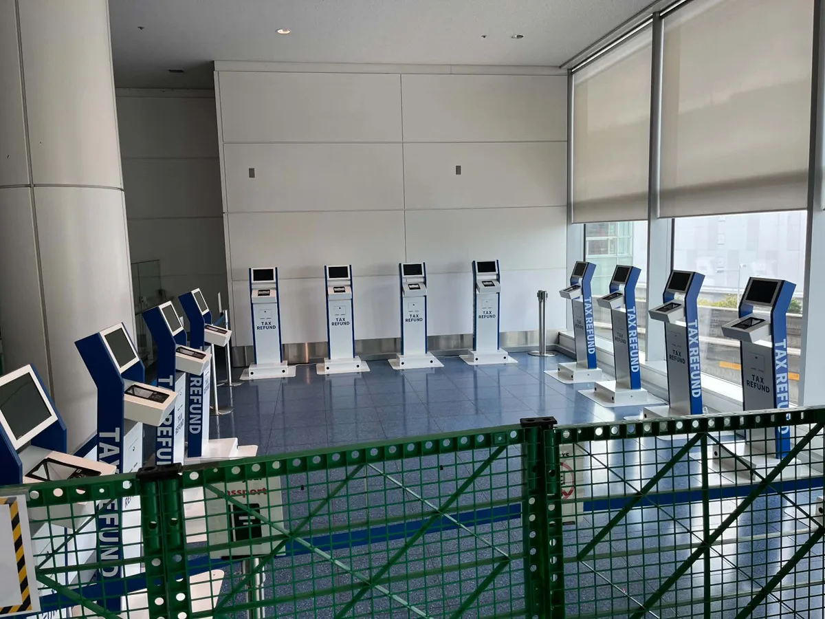 羽田空港のタックスリファンド(免税)用税関確認キオスク端末の設置エリア。複数の端末が並ぶ税関確認設備の全景写真。