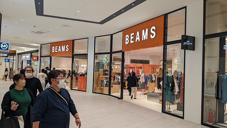 BEAMSの看板・ロゴが写った店舗写真