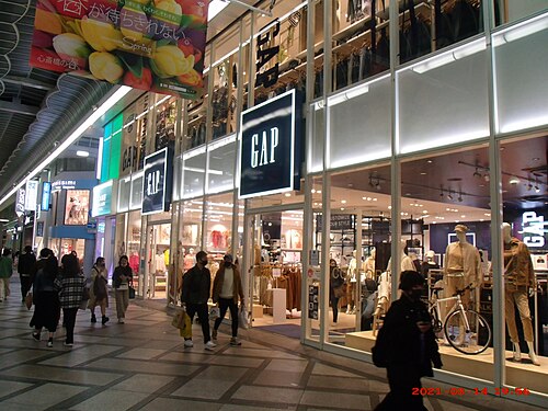 GAPの看板・ロゴが写った店舗写真
