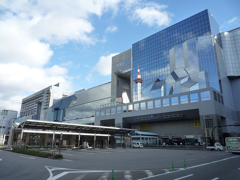 ジェイアール京都伊勢丹が入る京都駅ビルの外観（2013年撮影）