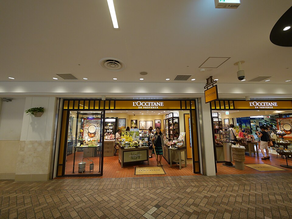 L’OCCITANEの看板・ロゴが写った店舗写真